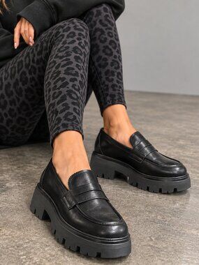 Lug Sole Platform Penny Loafers Black Matte Faux Leather Preppy 6.5 EUC